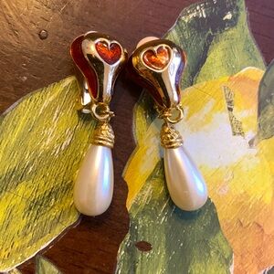 Vintage pearl drops with hearts. Clip on earings very pretty.
